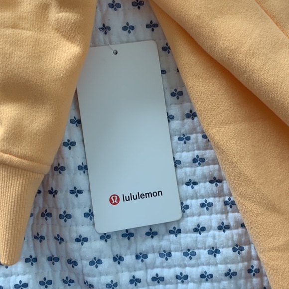 ORANGE NWT FULL ZIP CROP SCUBA HOODIE. RUNS SMALL!! fits a size 6,8, or 4 - Picture 3 of 7